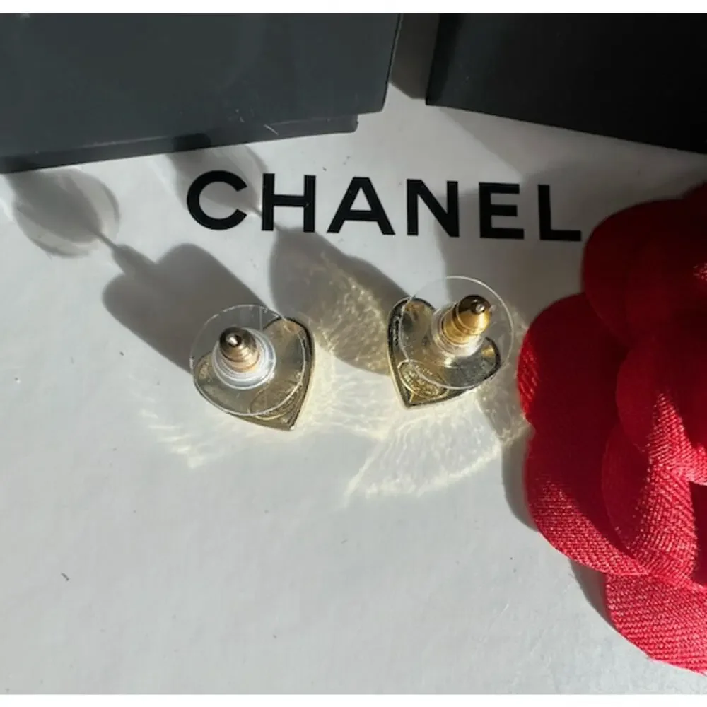 CHANEL Gold CC Interlocking Heart Stud Earrings 21B (CHXX003) - Picture 8 of 8